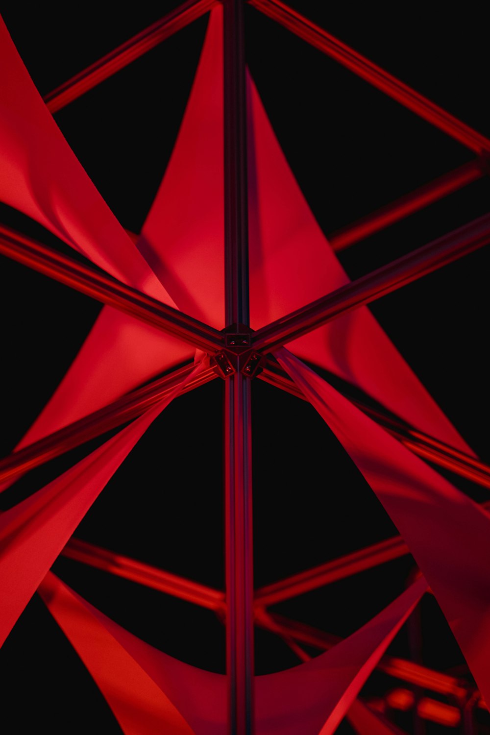 ein roter Regenschirm mit schwarzem Hintergrund