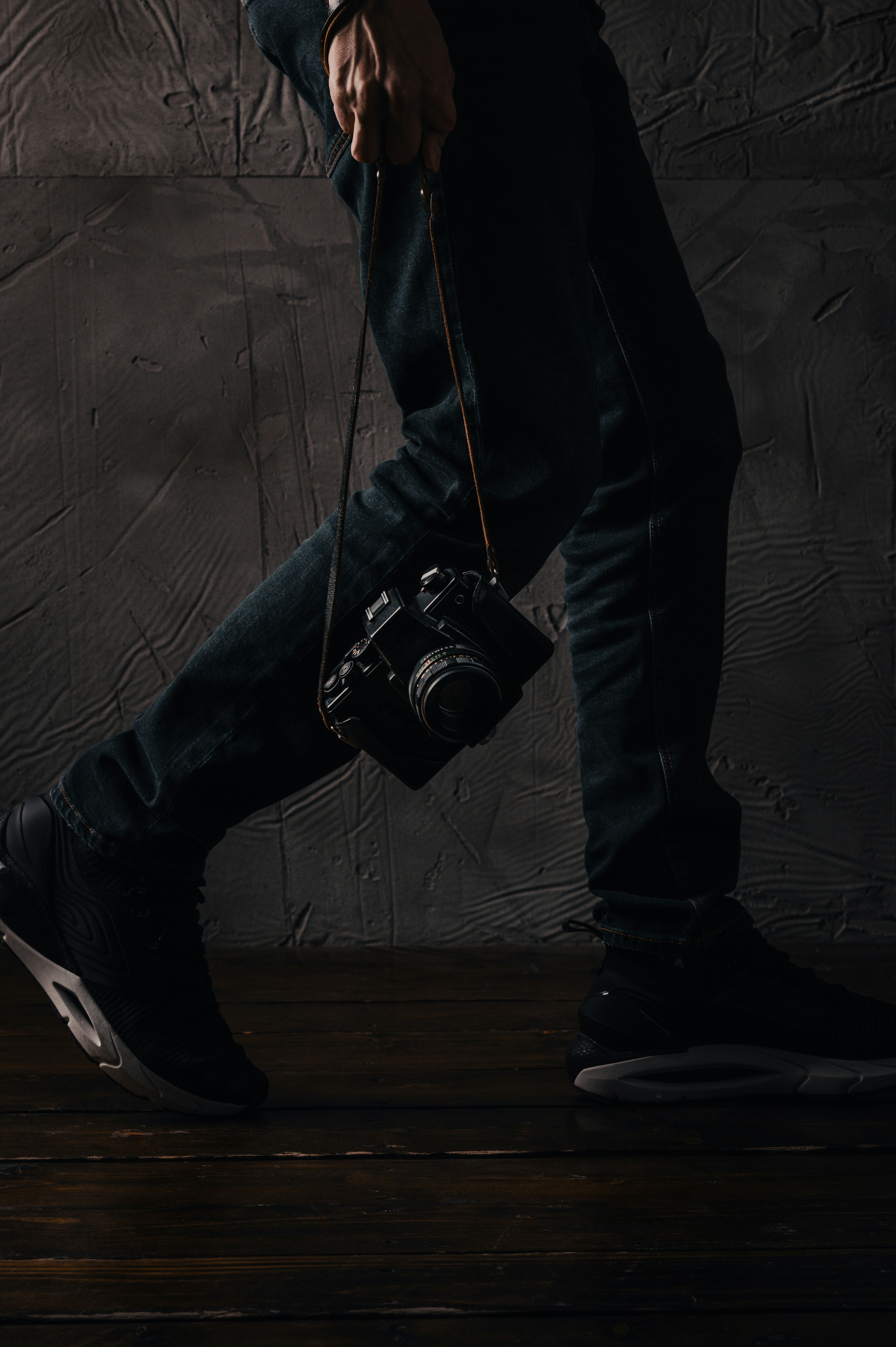 Beine und Schuhe einer Person