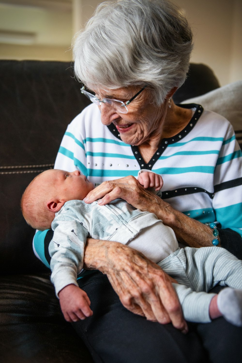 eine ältere Frau, die ein Baby hält