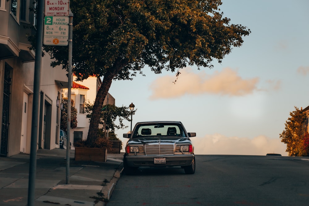 um carro estacionado ao lado de uma rua