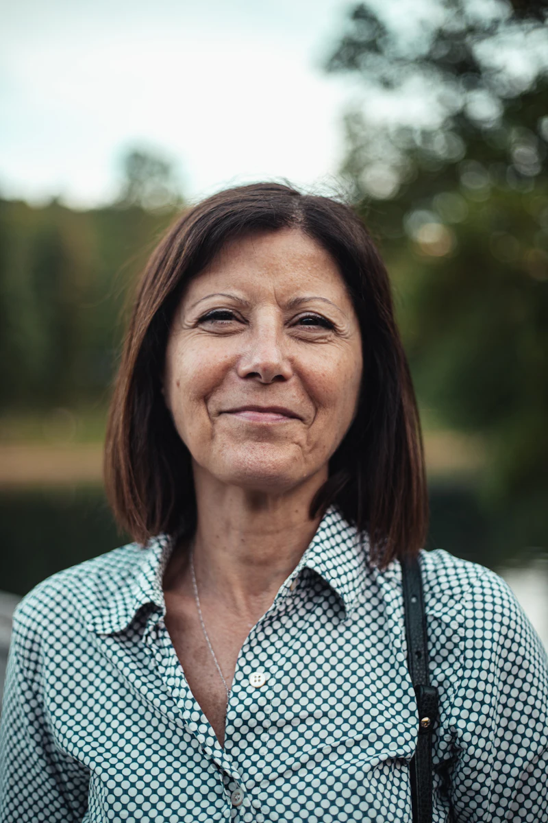 Senhora sorrindo com prótese sobre implantes