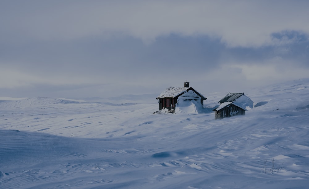 um par de edifícios em uma área nevada