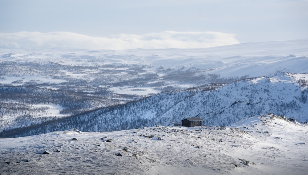 Una casa en una montaña nevada