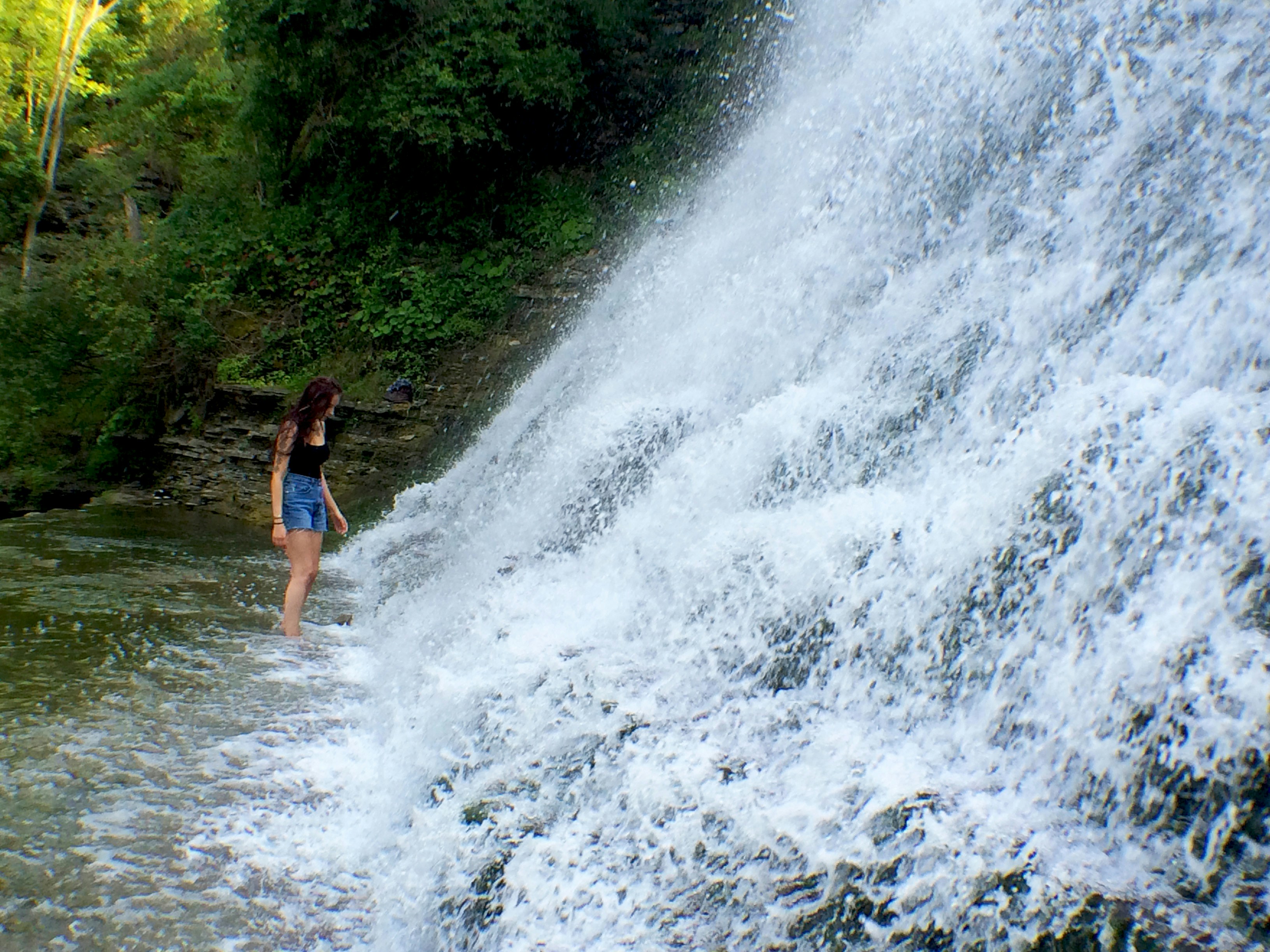 Un uomo in piedi in un fiume