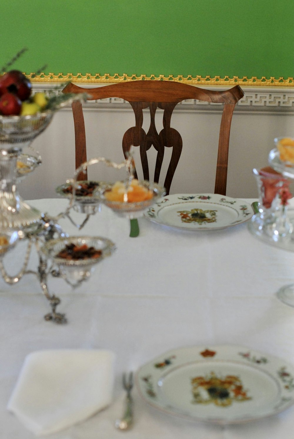 un tavolo con piatti e bicchieri