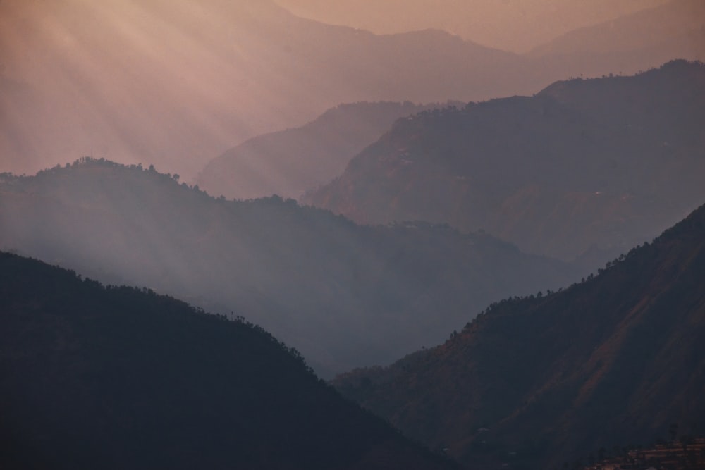 une vallée avec du brouillard autour d’elle