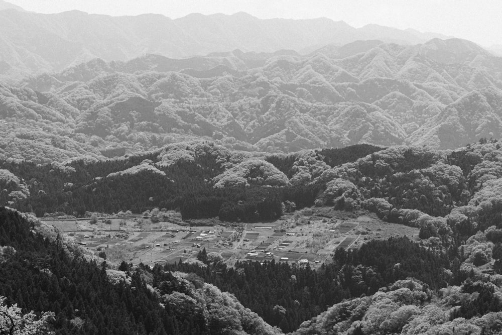 Una foto en blanco y negro de una cadena montañosa