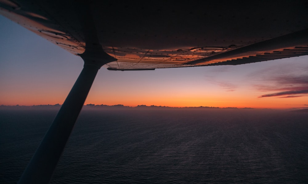Blick auf den Sonnenuntergang aus einem Flugzeugfenster