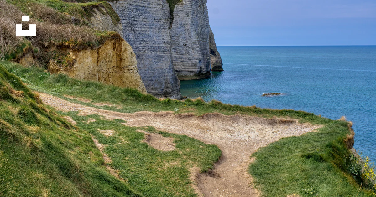 Un rivage rocheux à côté d’un plan d’eau photo – Photo Paysage Gratuite ...