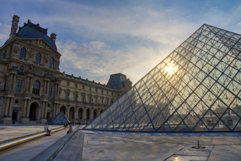 ルーヴル美術館を背景にした大きな石造りの建物