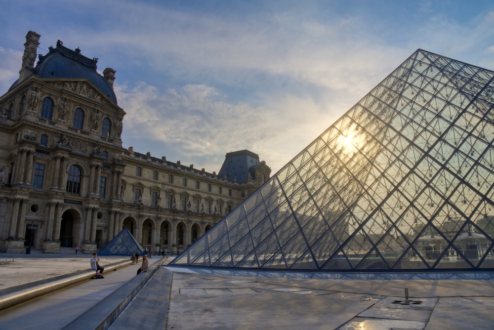 un gran edificio de piedra con el Louvre al fondo