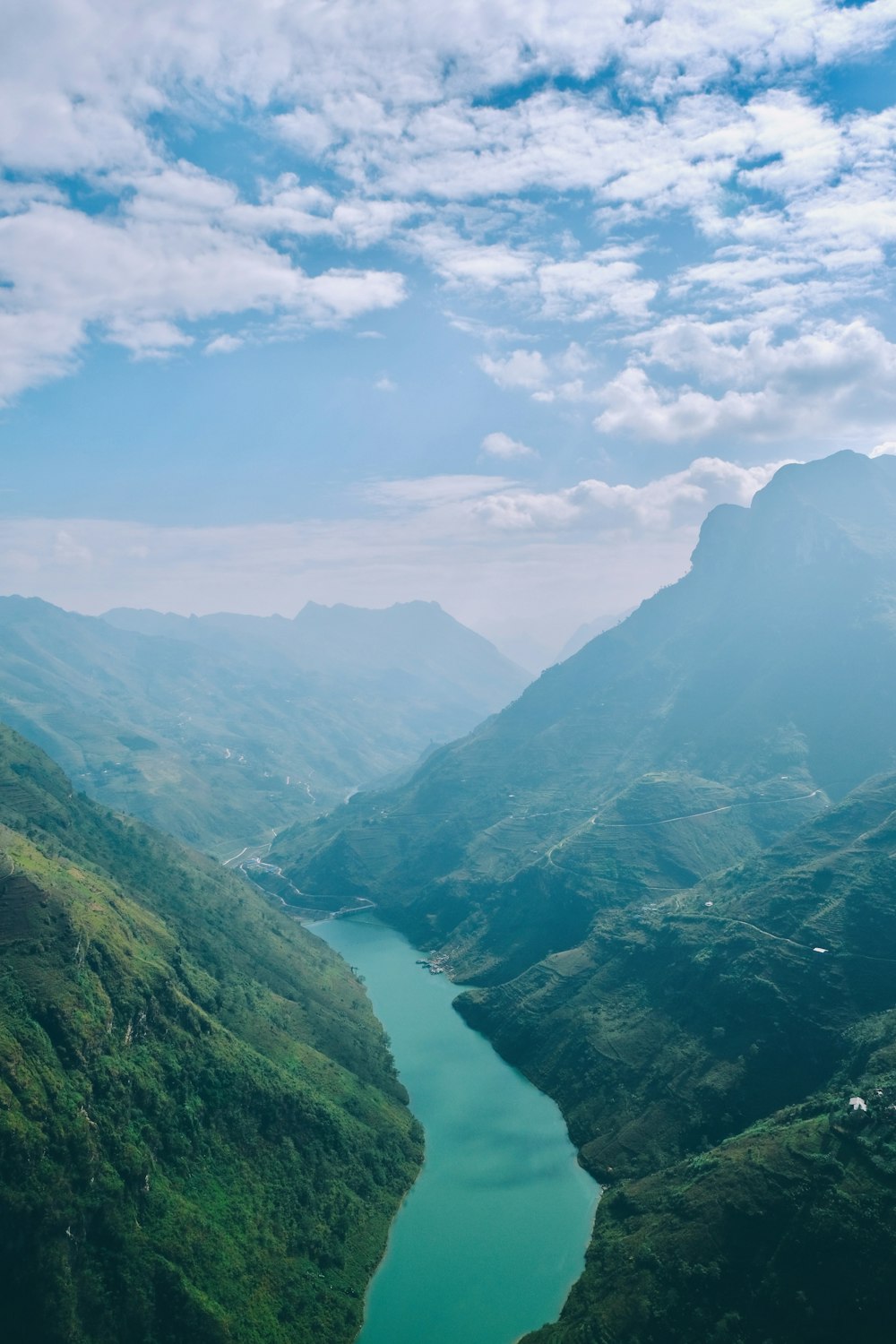 Un fiume che attraversa una valle