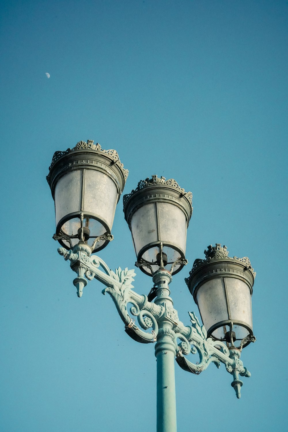 um grupo de lâmpadas de rua