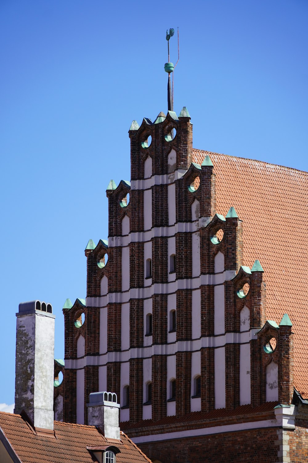 Un edificio alto con una torre dell'orologio