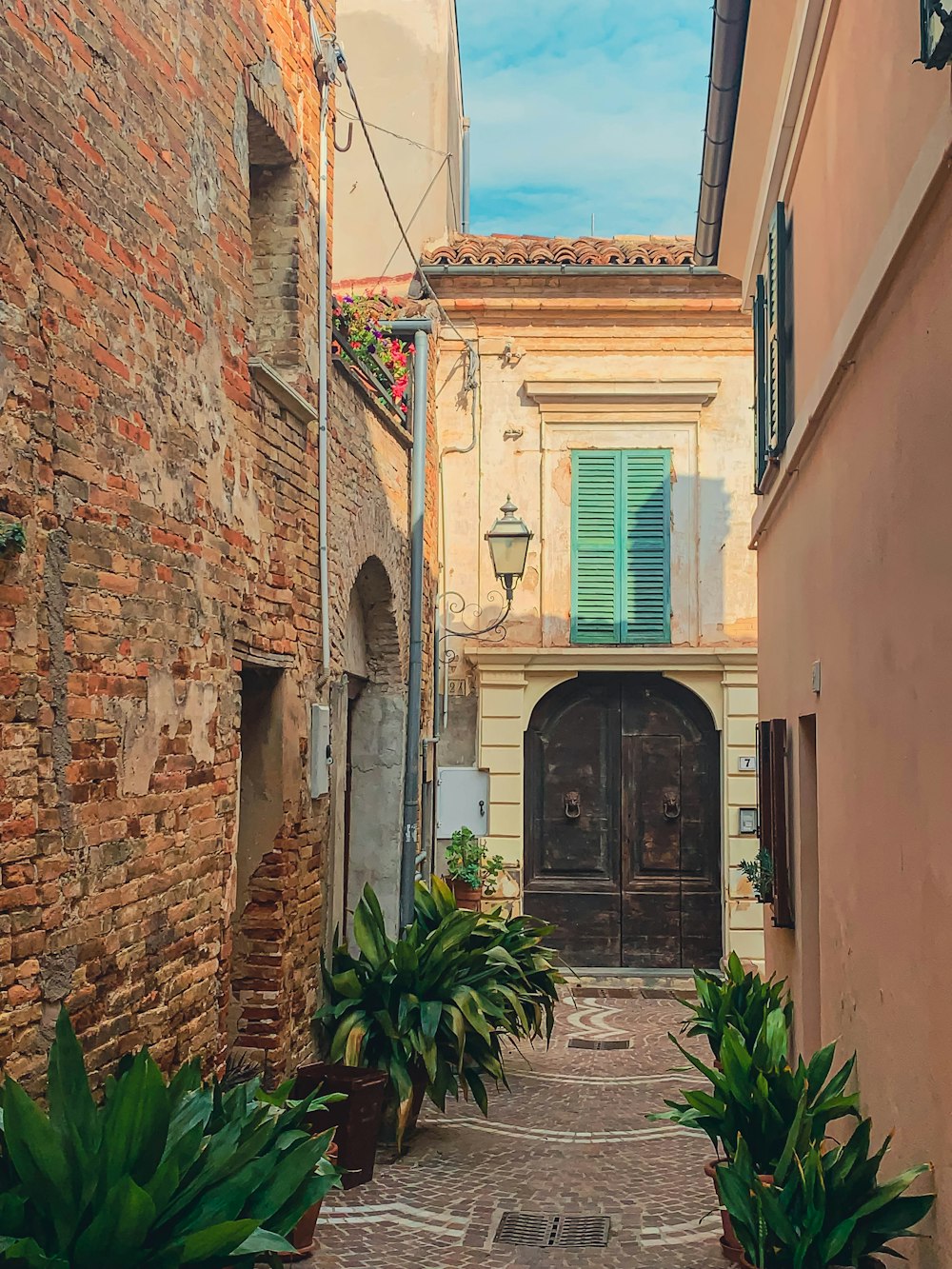 a narrow alley between two buildings