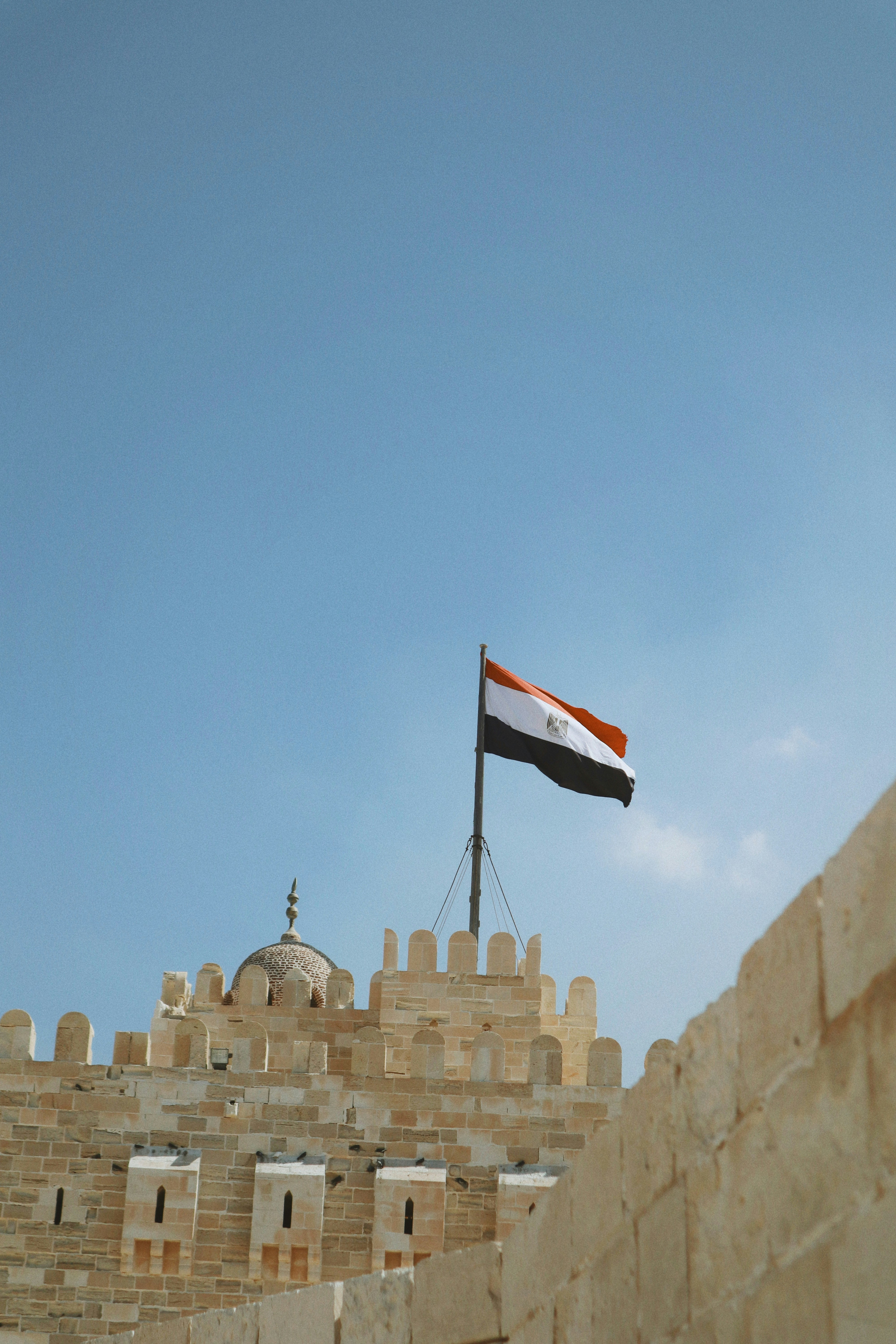 un drapeau sur un bâtiment