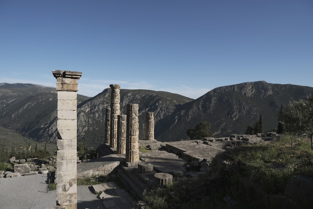 Pilastri di pietra in una regione montuosa