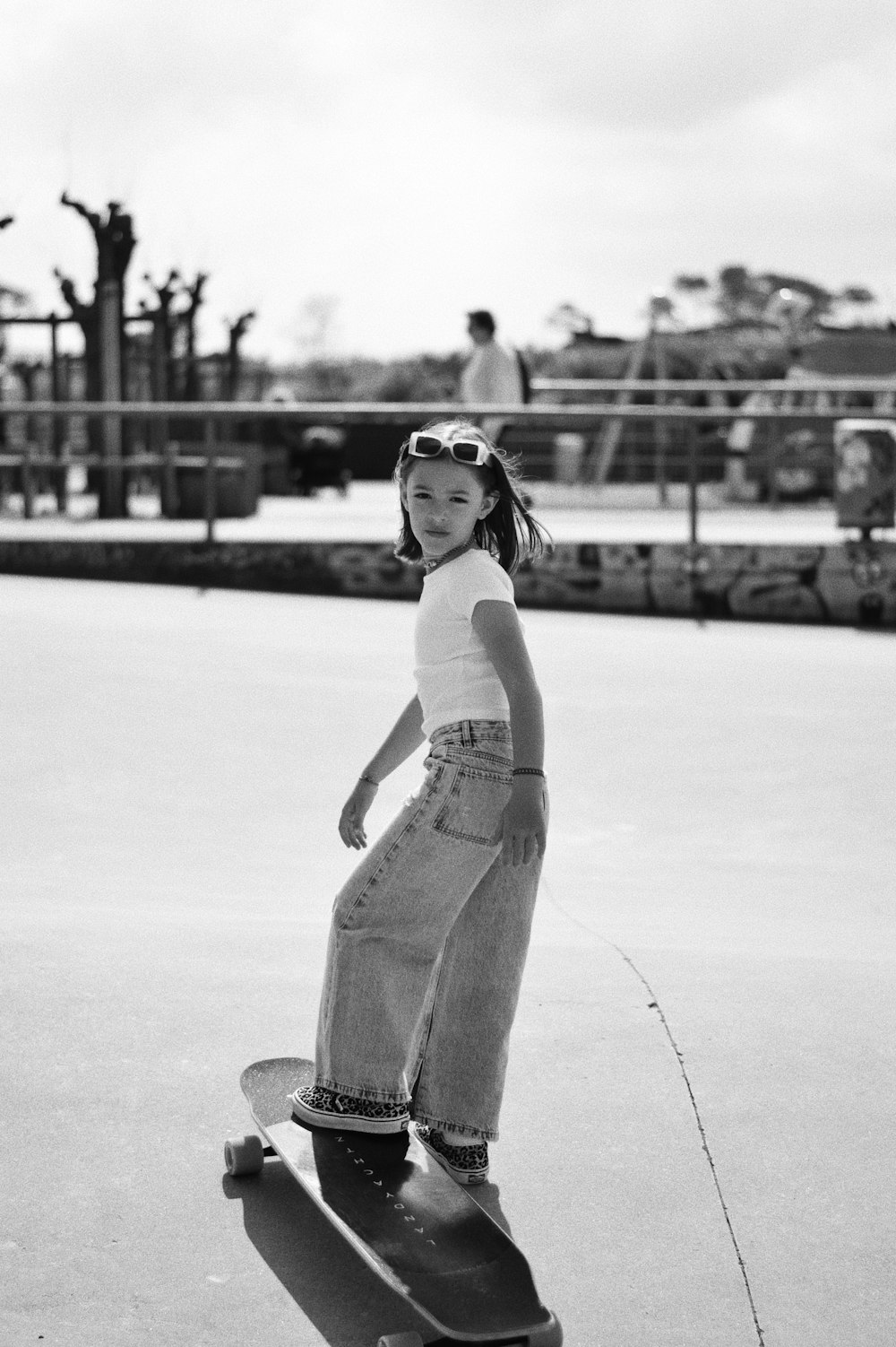 uma menina patinando na calçada