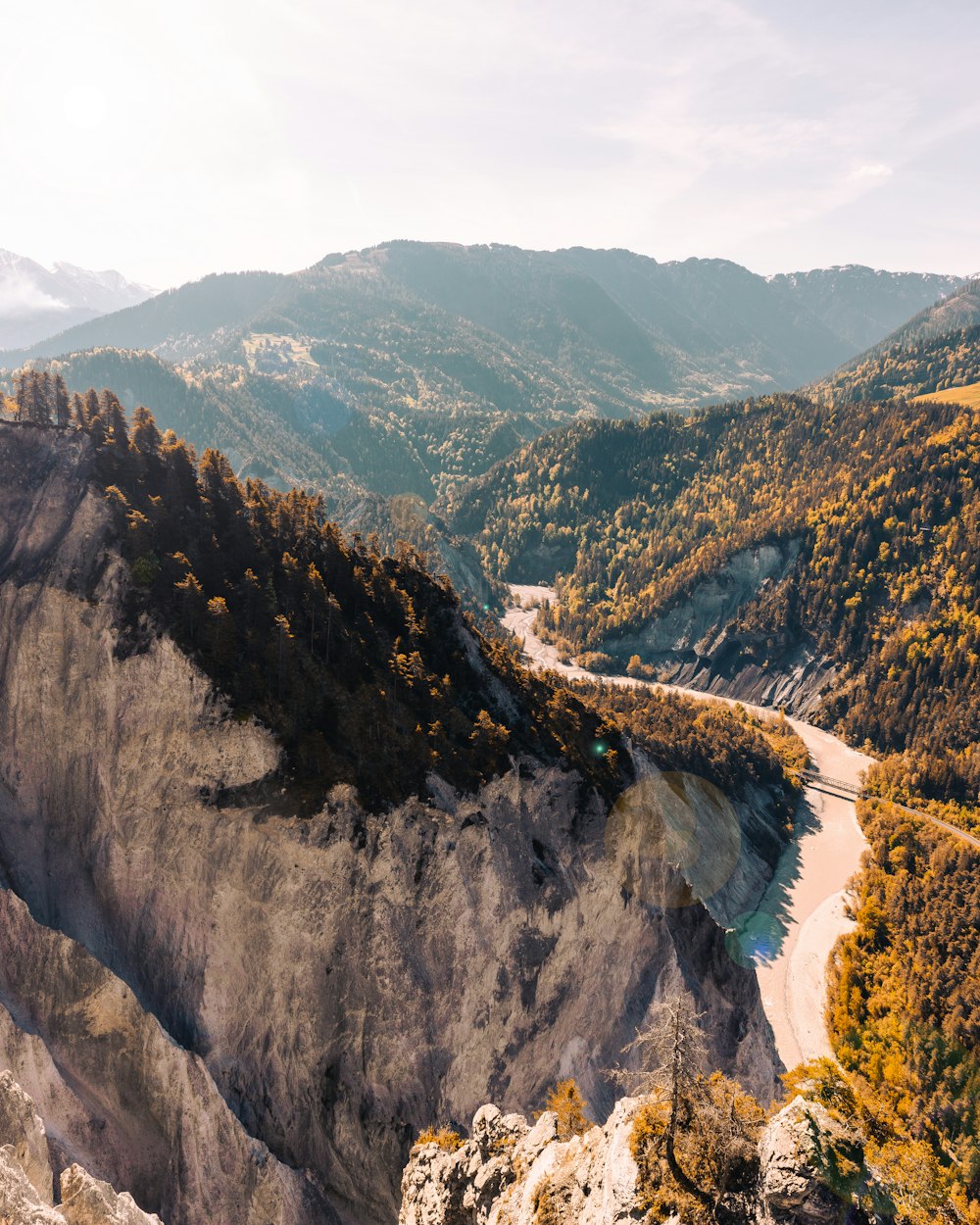 Un río que atraviesa un cañón