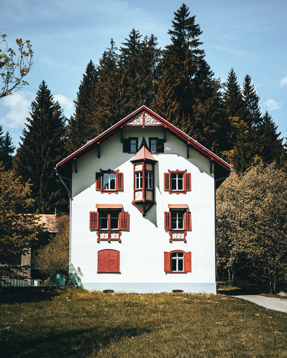 uma casa branca com guarnição vermelha