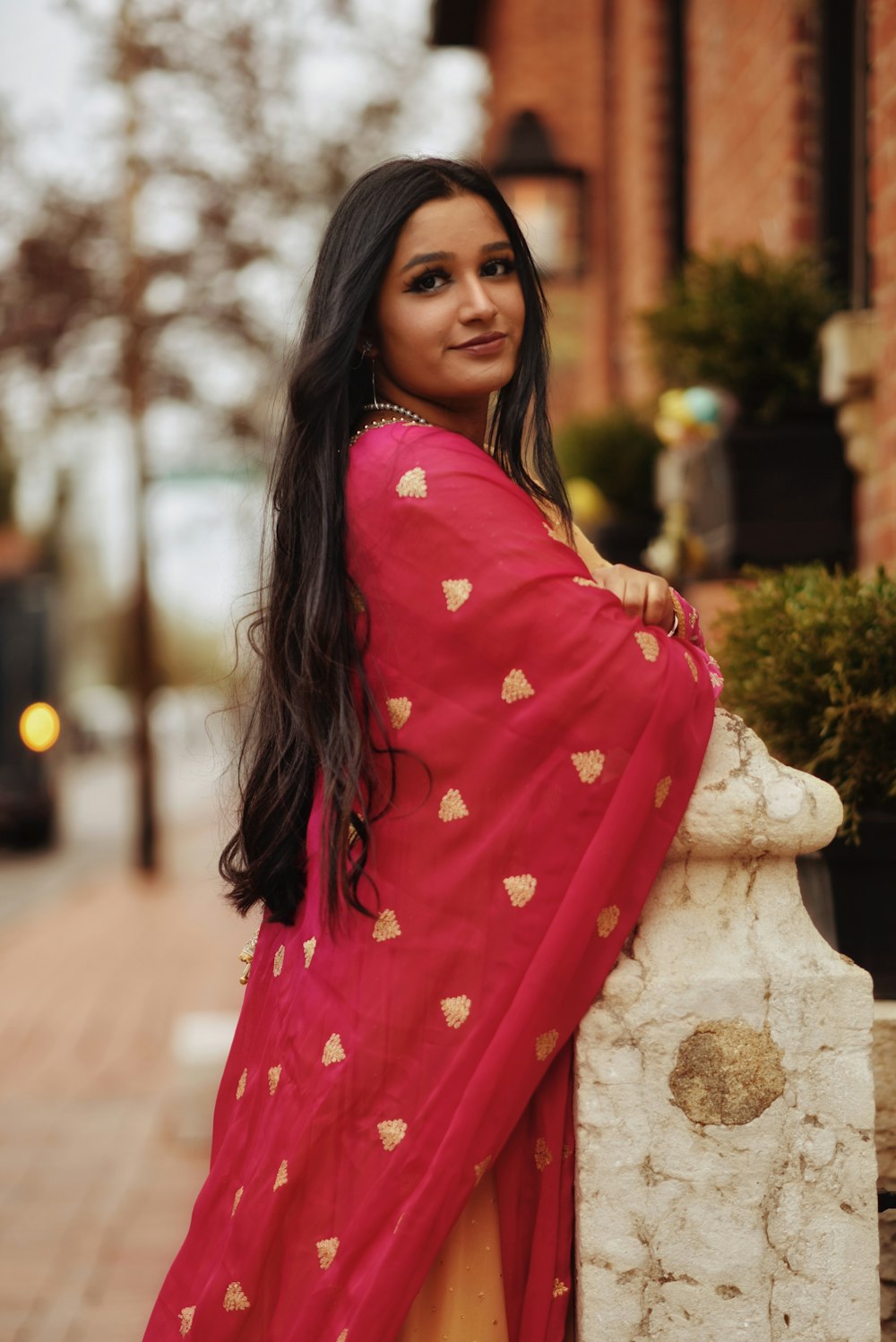 Une femme en robe rouge