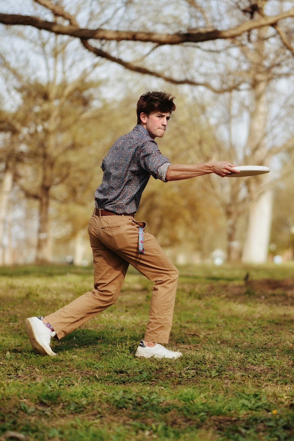 a man throwing a frisbee