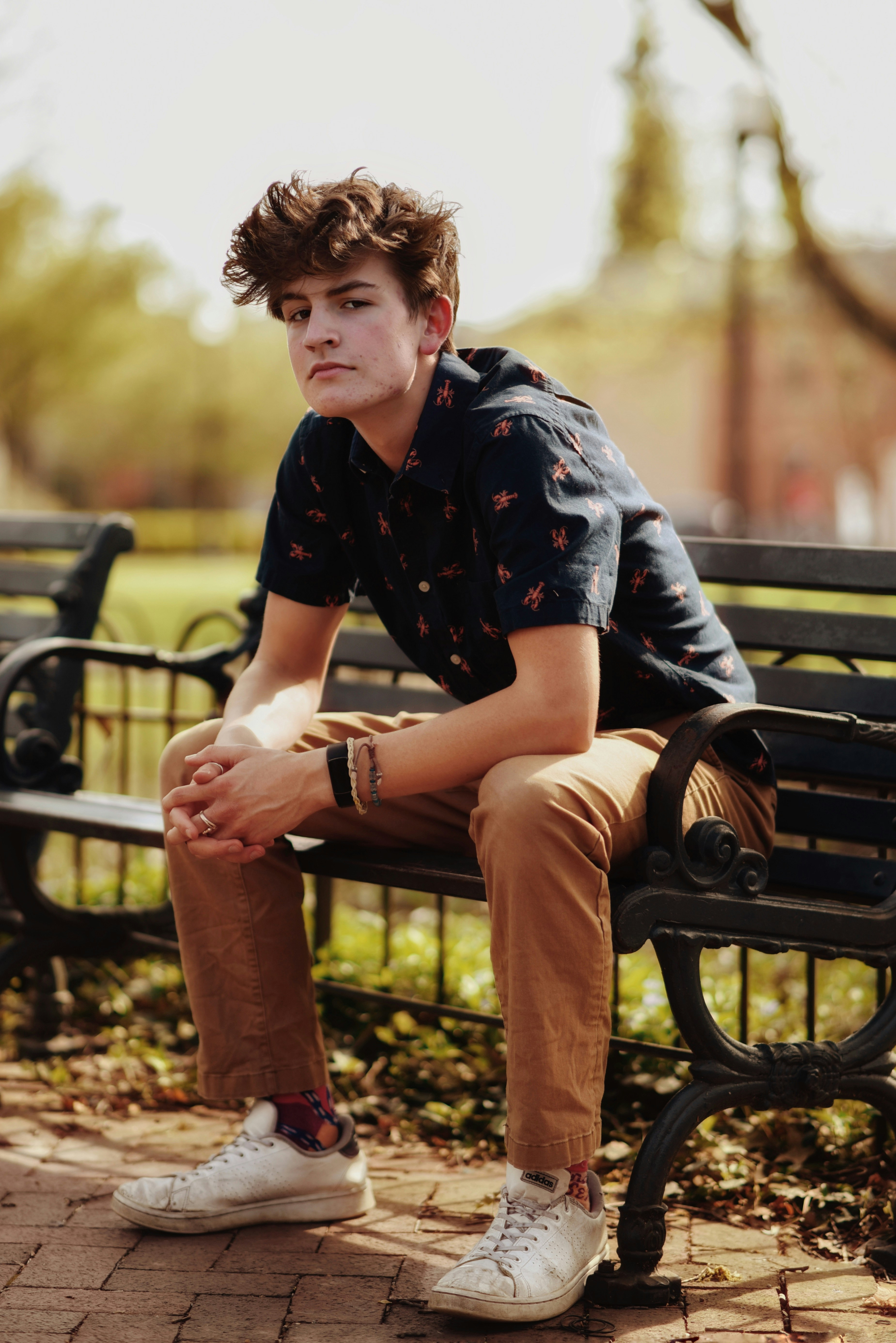 A person sitting on a bench photo – Free Garden Image on Unsplash