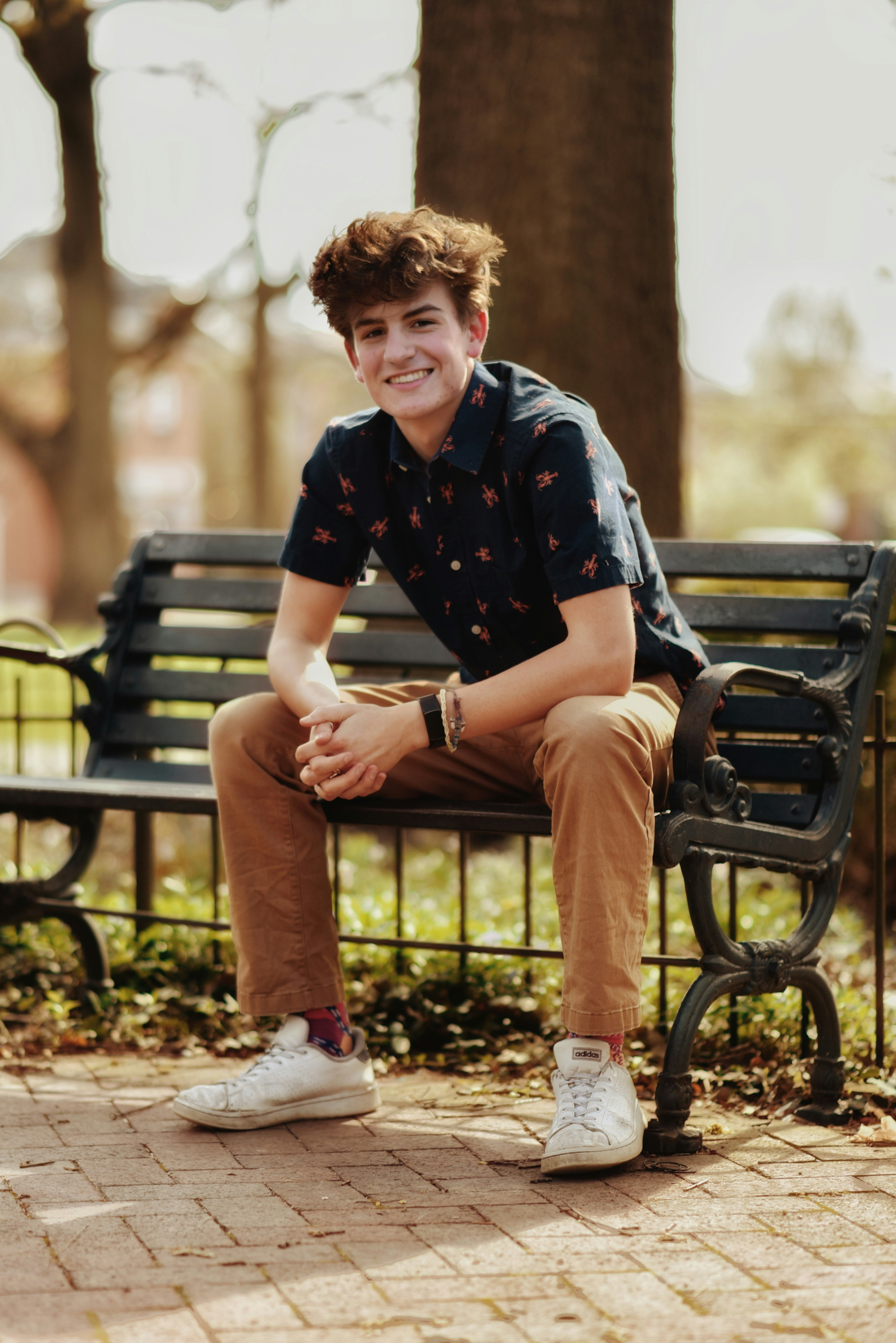 A person sitting on a bench photo – Free Portrait Image on Unsplash
