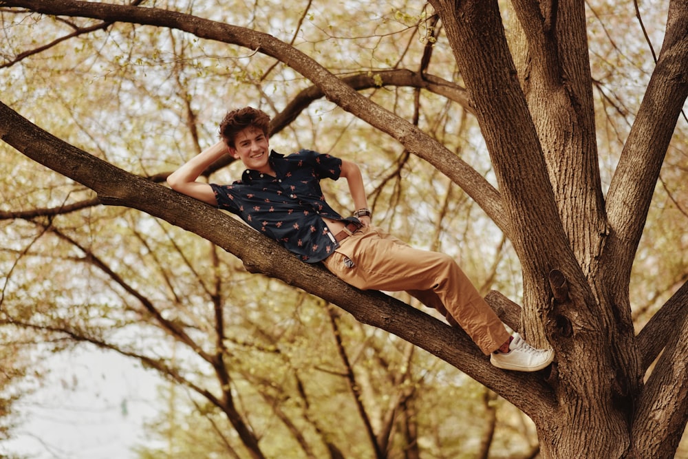 Una persona sentada en un árbol