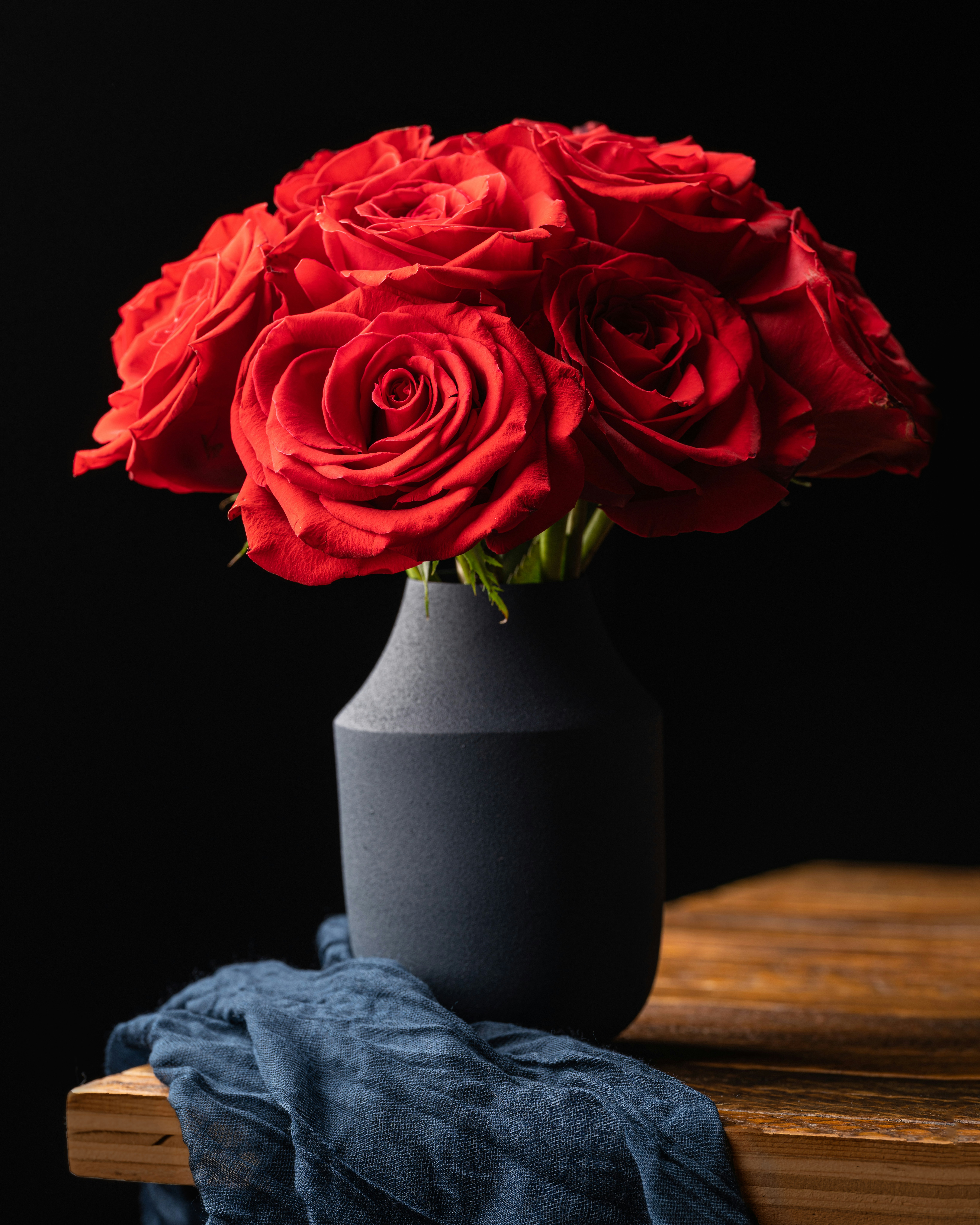 A vase with red roses photo – Free Plant Image on Unsplash