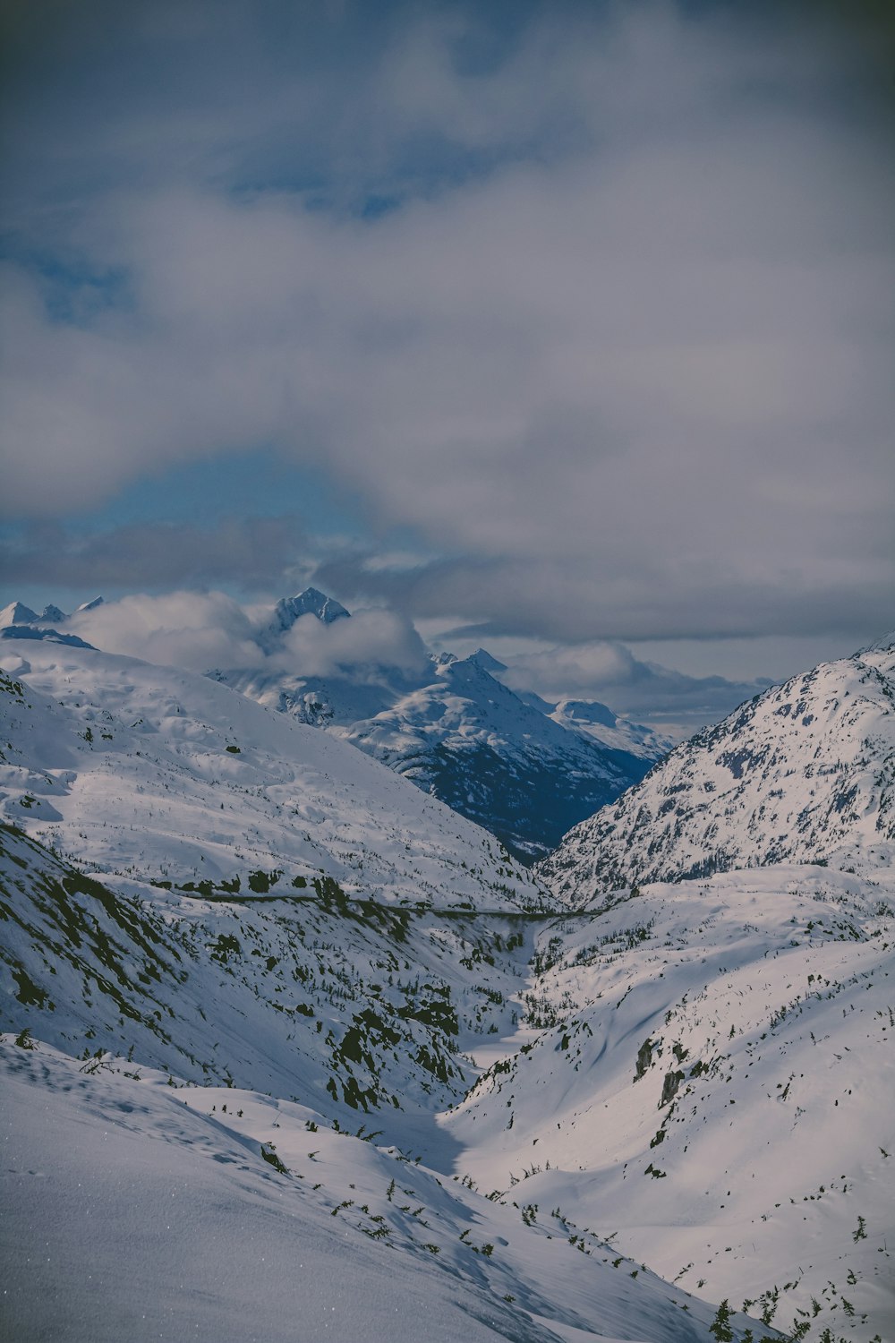 a snowy mountain range