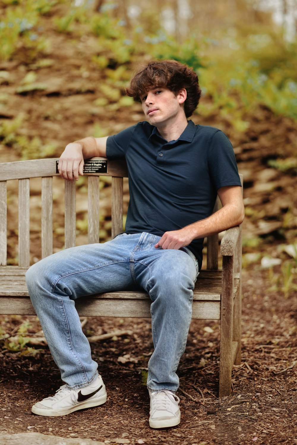 Un uomo seduto su una panchina