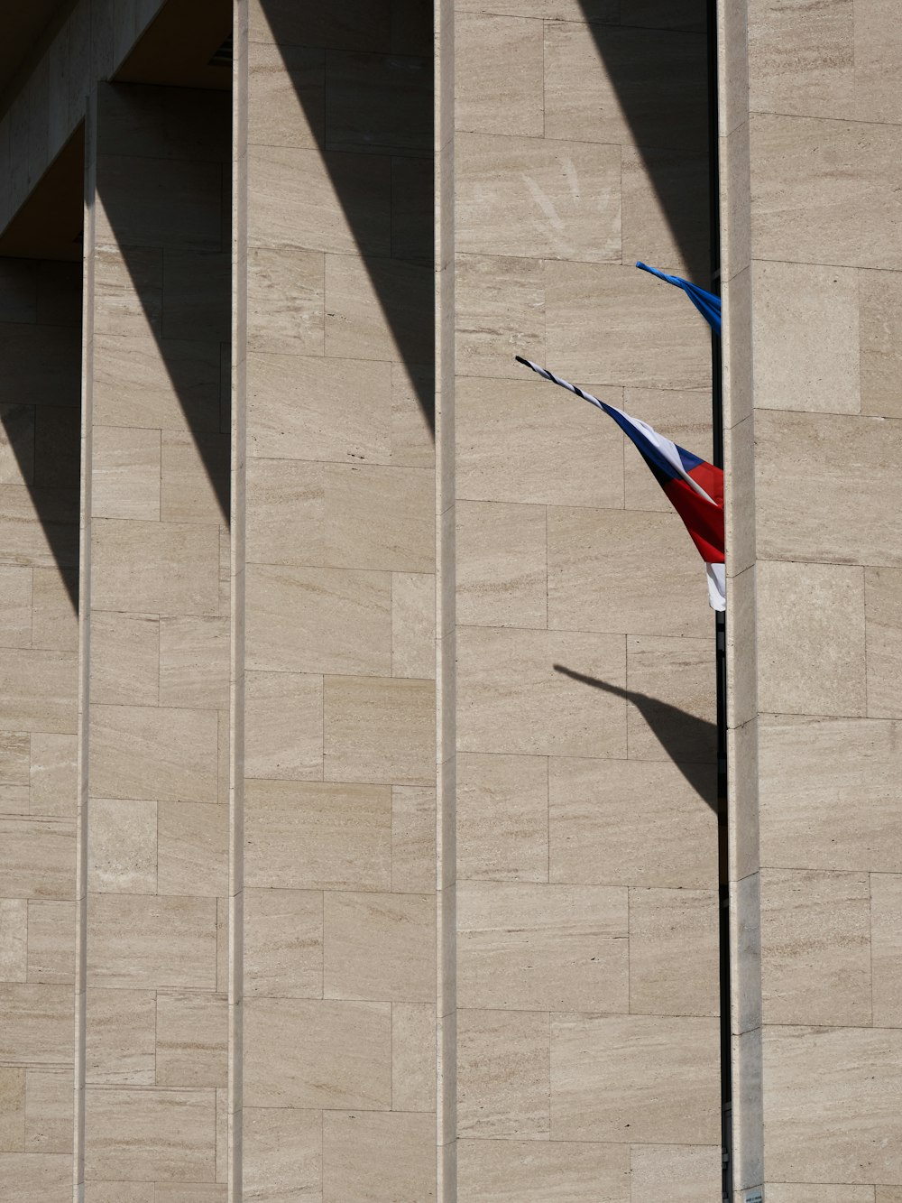 una bandera en un poste