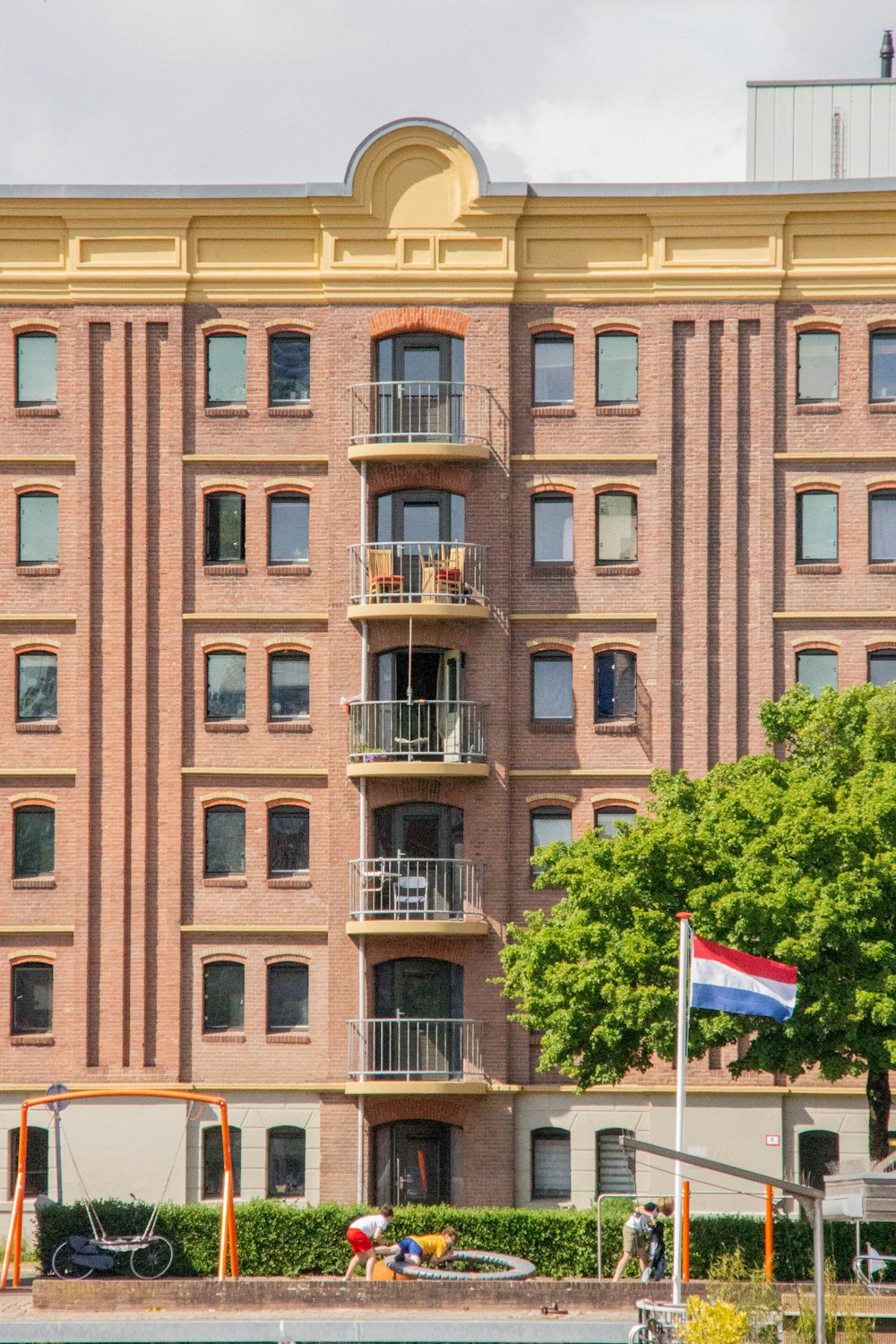 um edifício com uma bandeira na frente