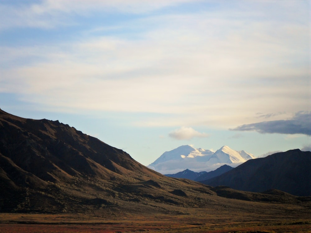 Un paesaggio con le montagne nella parte posteriore