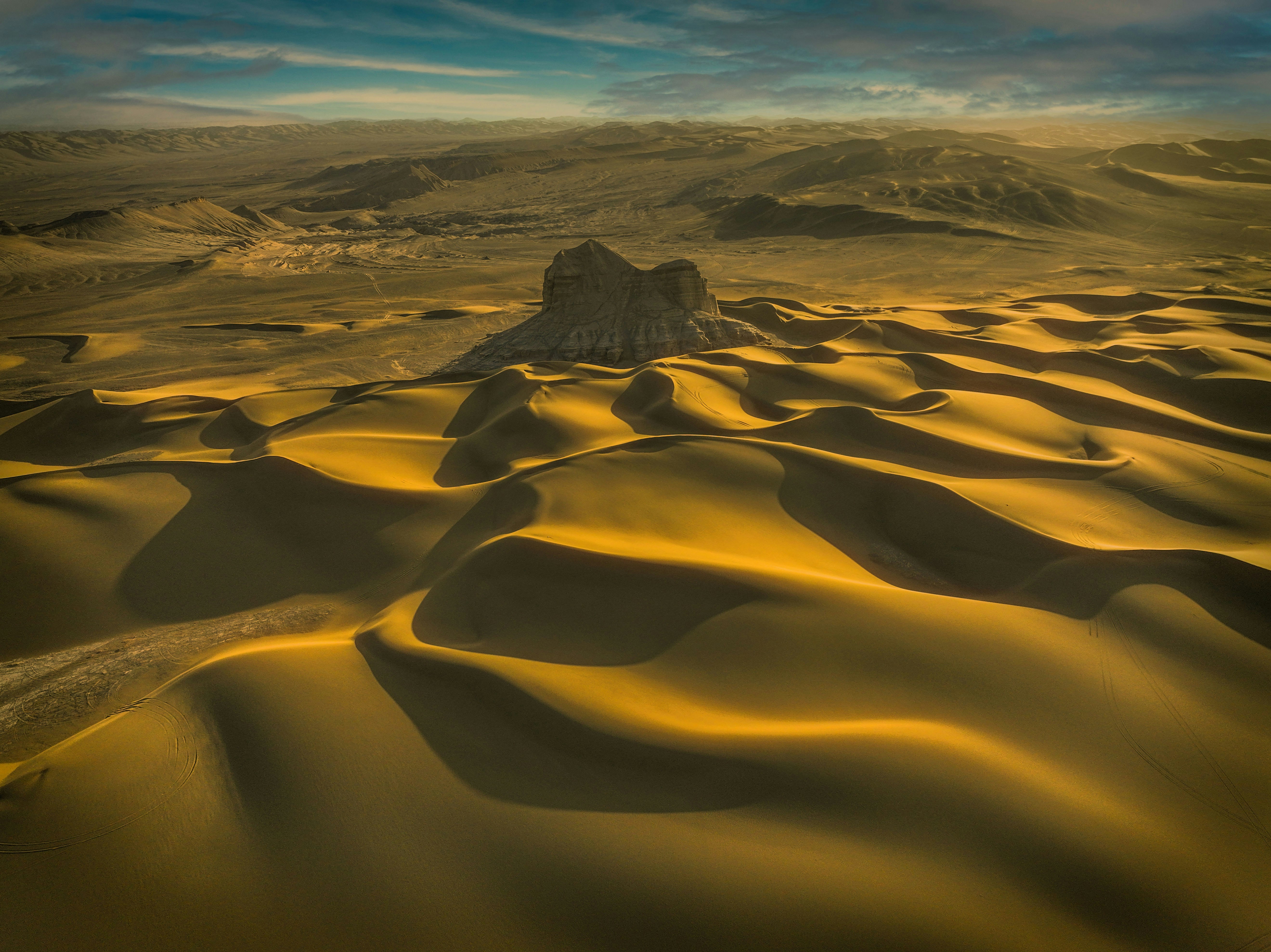 A desert landscape with sand dunes photo – Free Soil Image on Unsplash