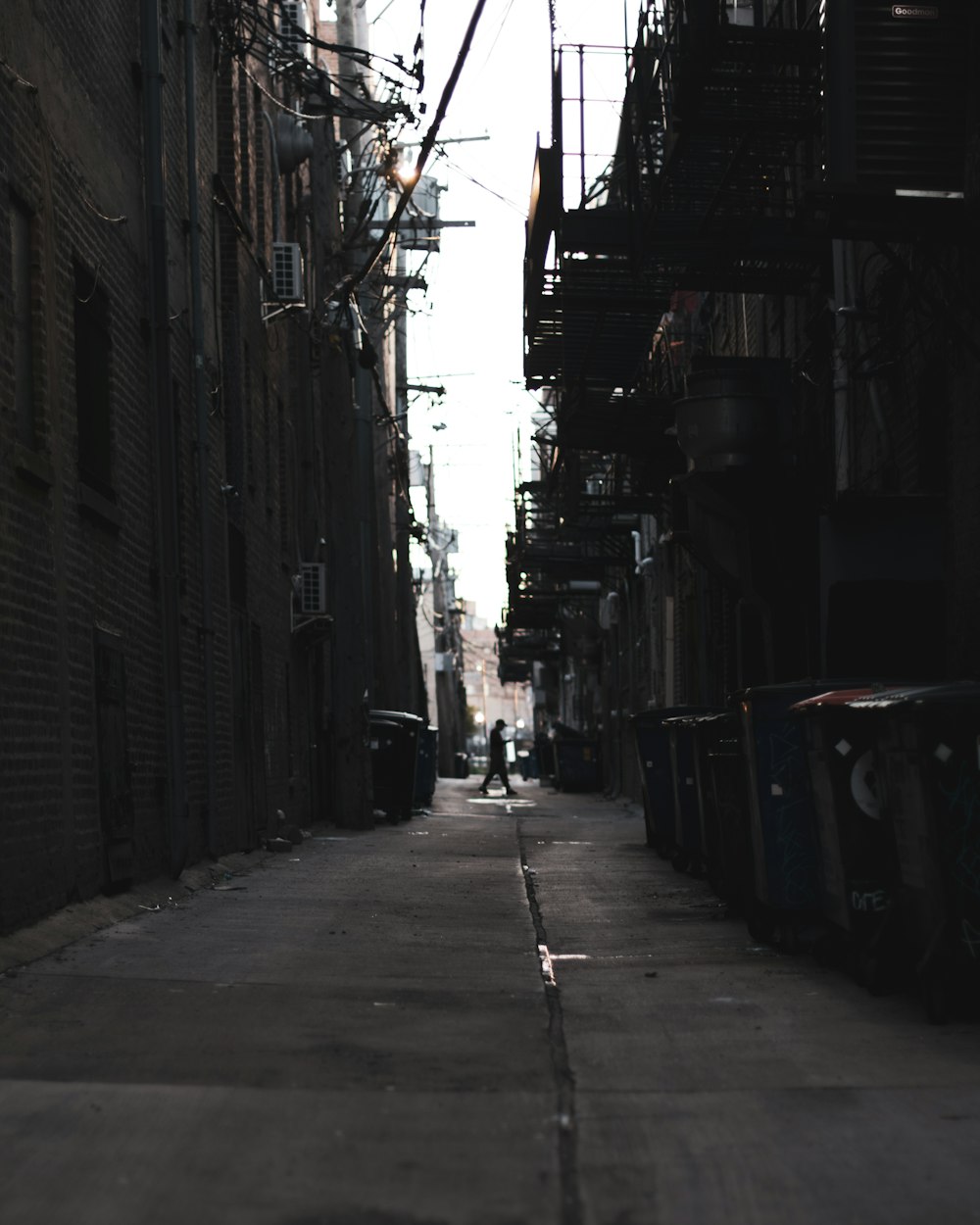 Una persona caminando por una calle