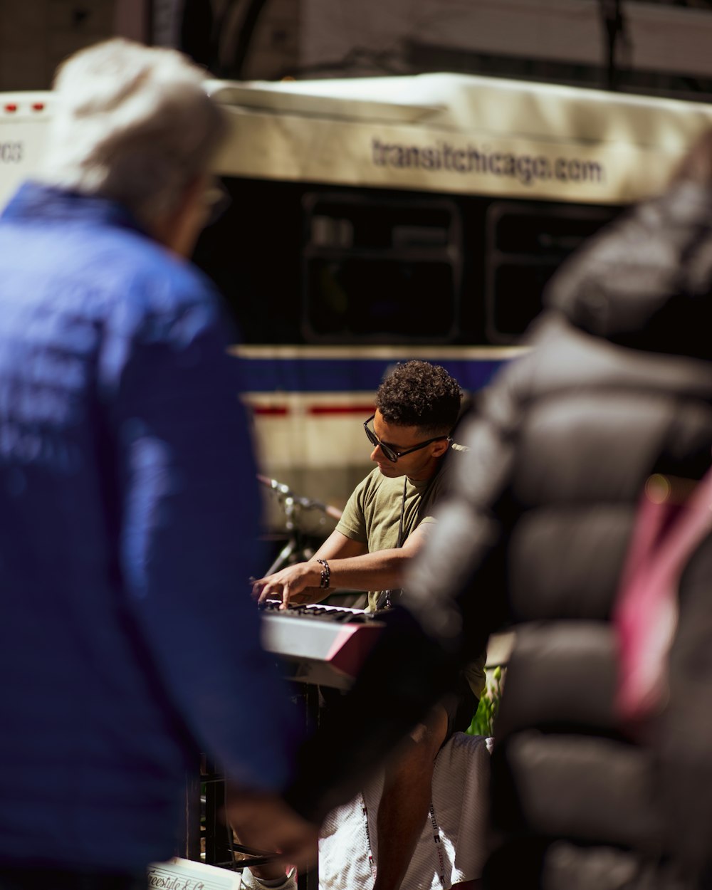 Un uomo e una donna che guardano un uomo in un autobus