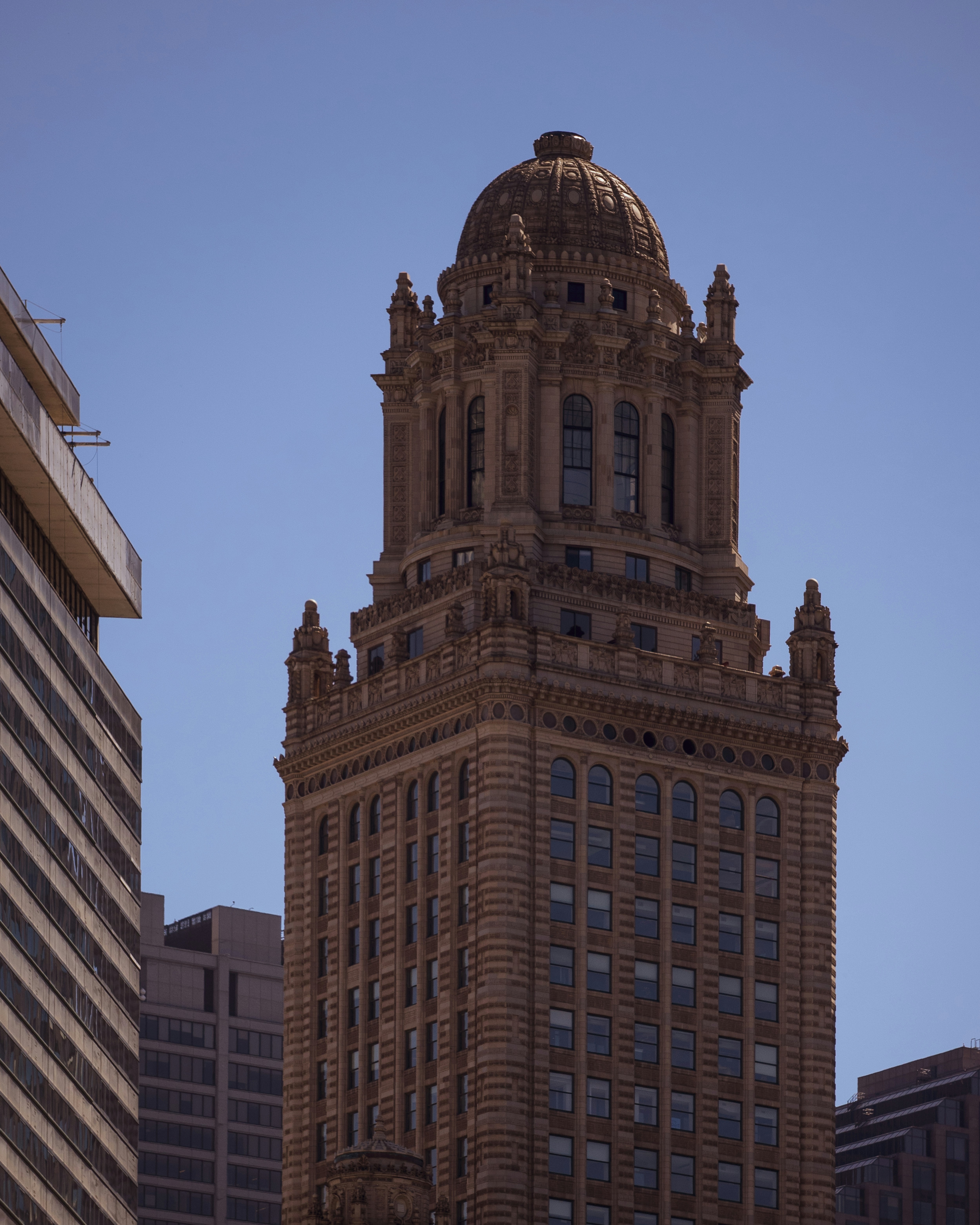 un edificio alto con una cupola