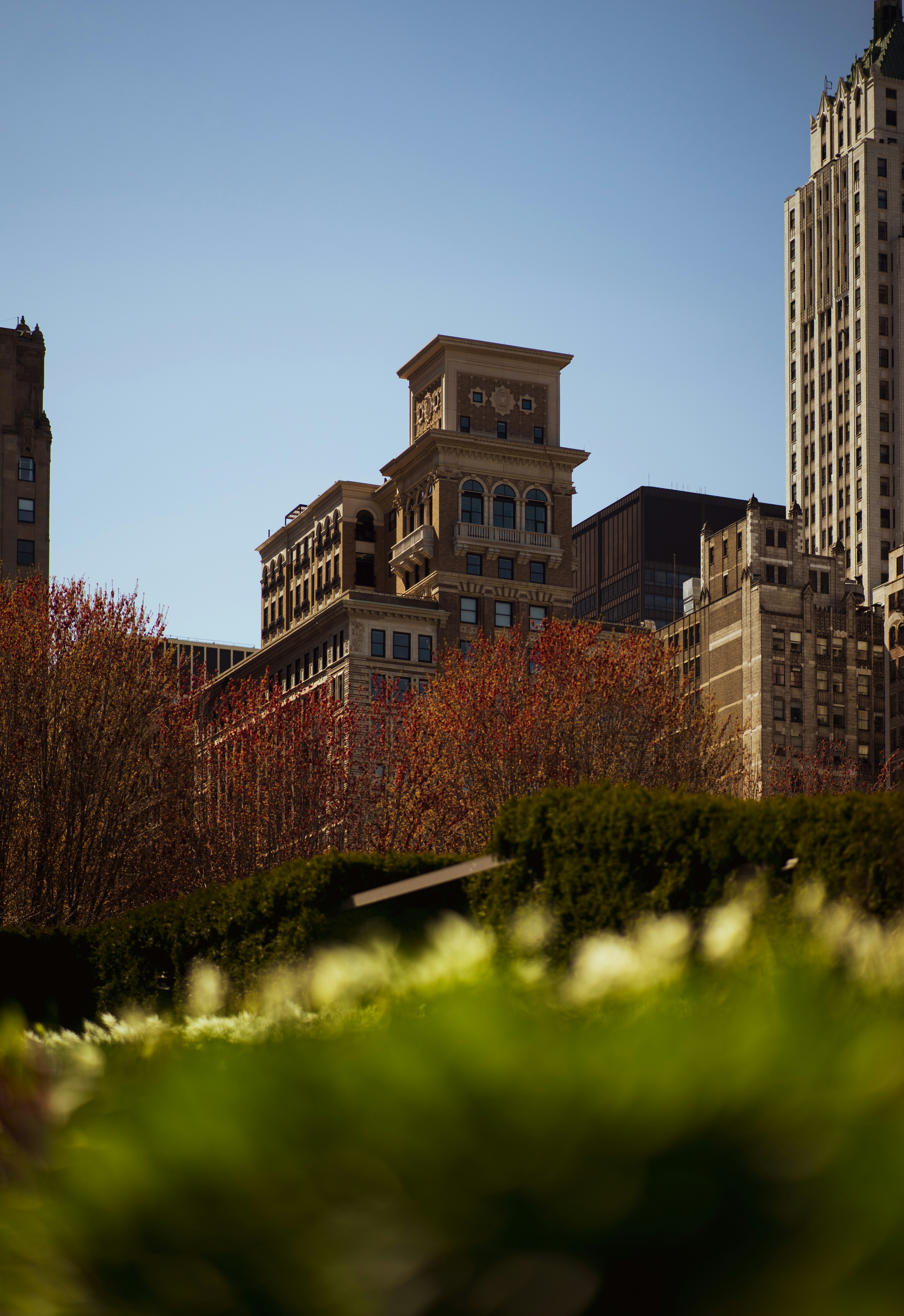 un edificio con una torre