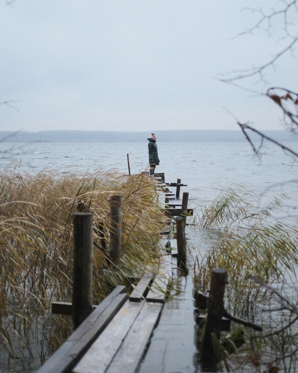 eine Person, die auf einem Dock steht