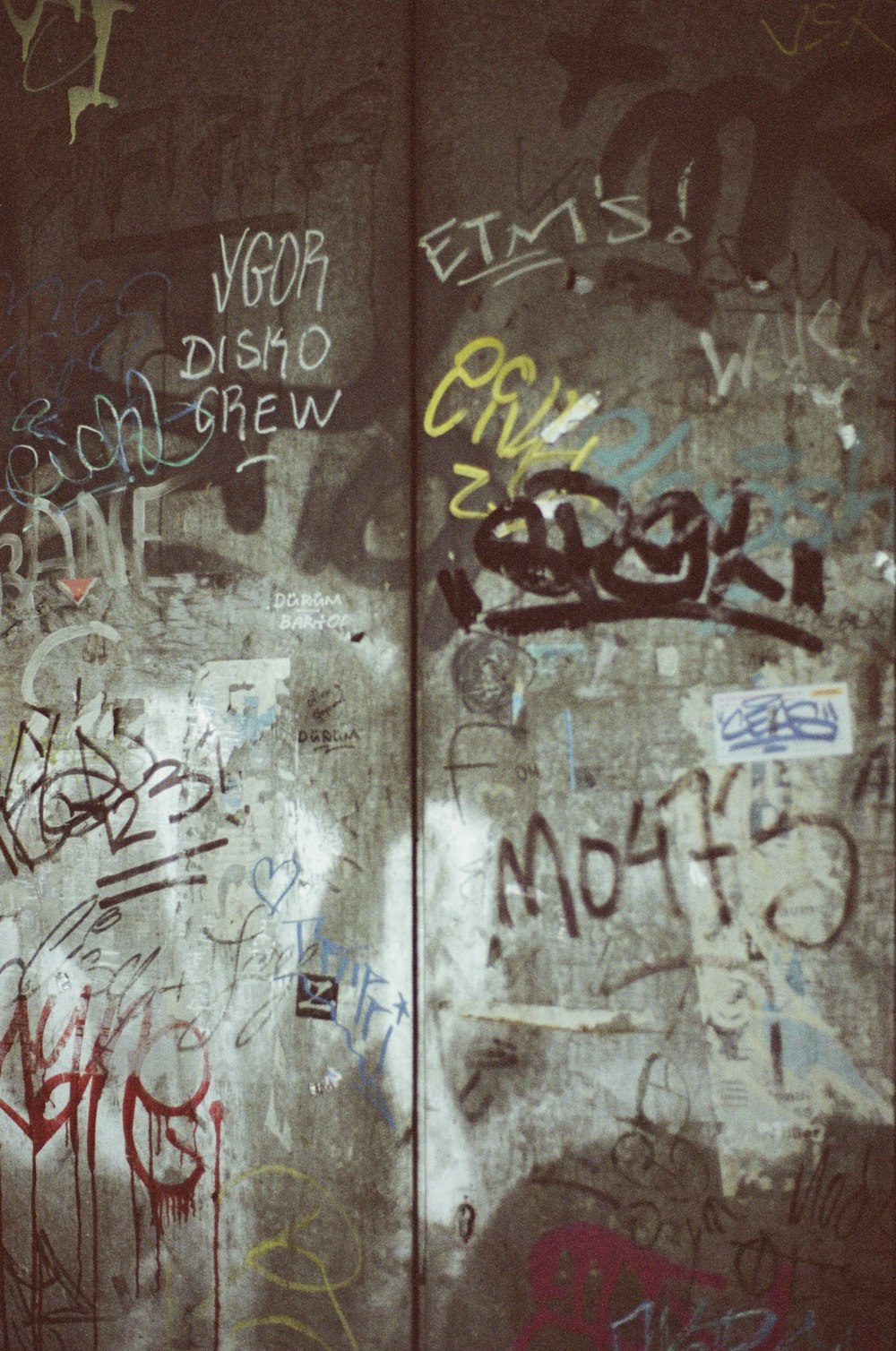 uma parede coberta de grafite