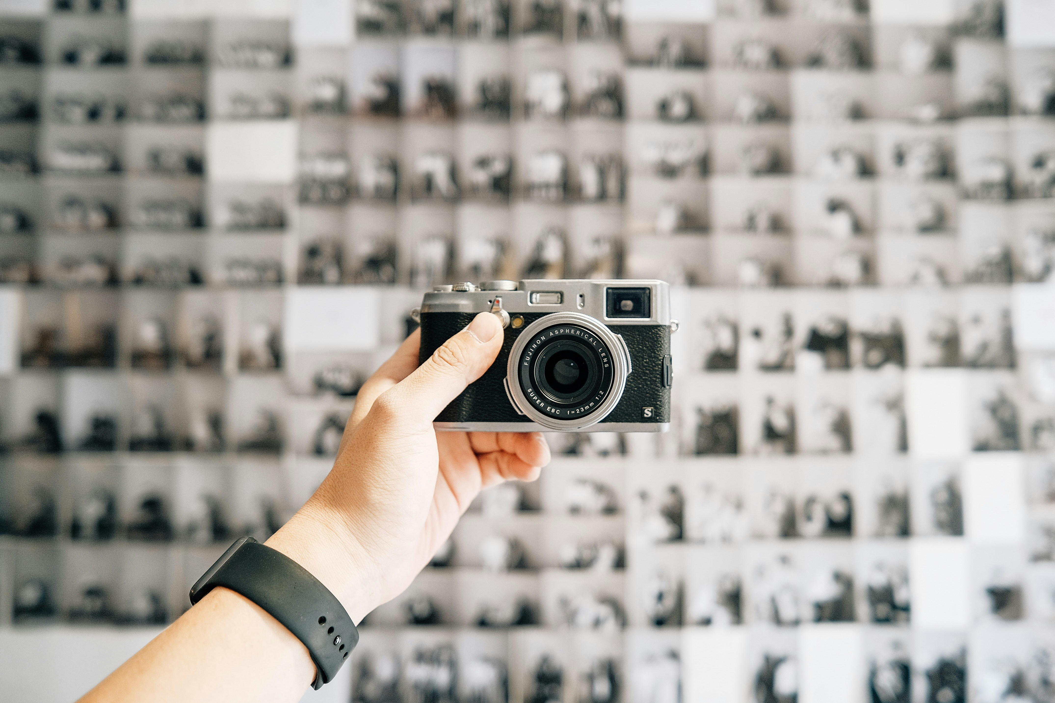 una mano sosteniendo una cámara