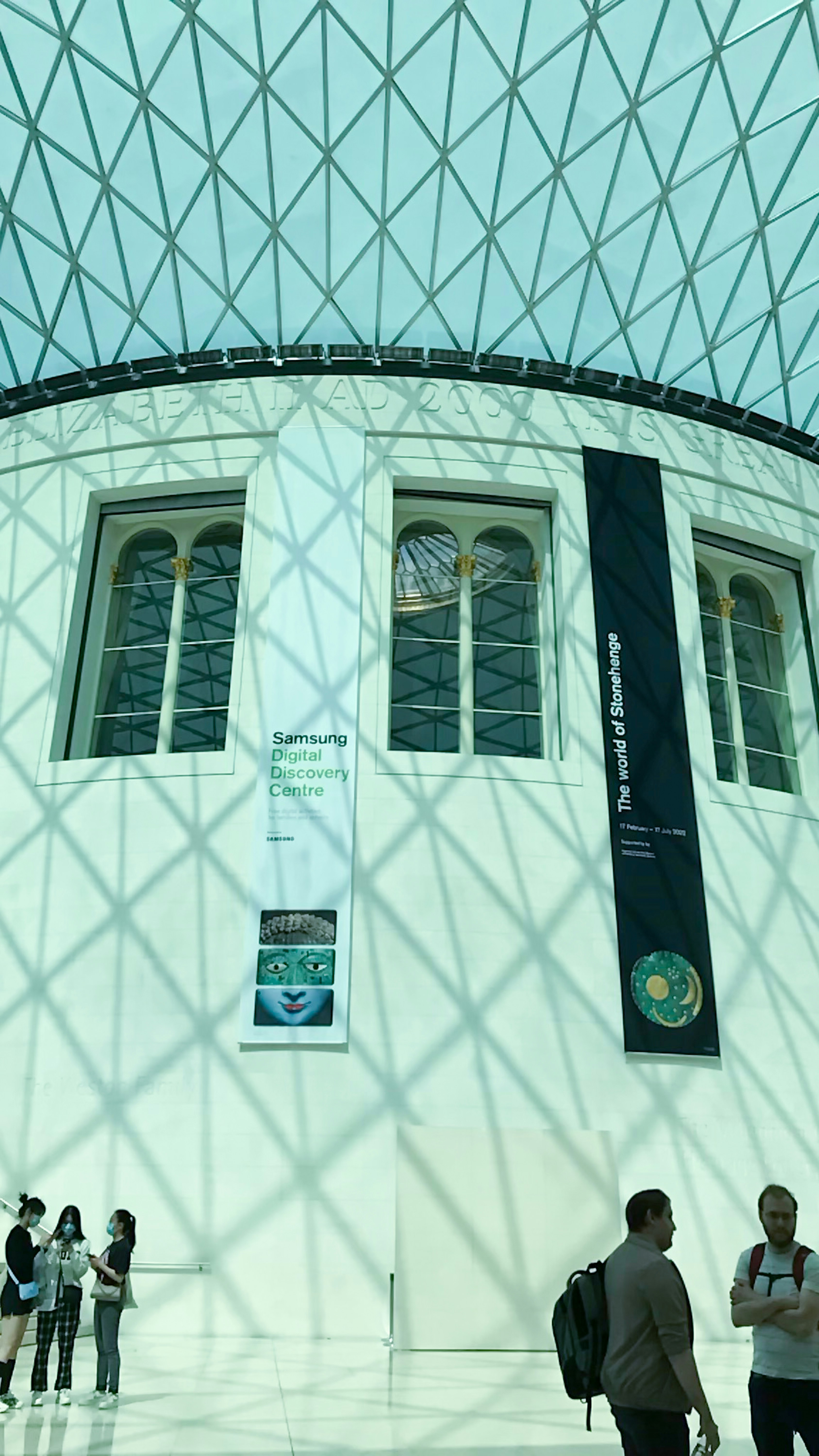 mennesker, der står foran en bygning