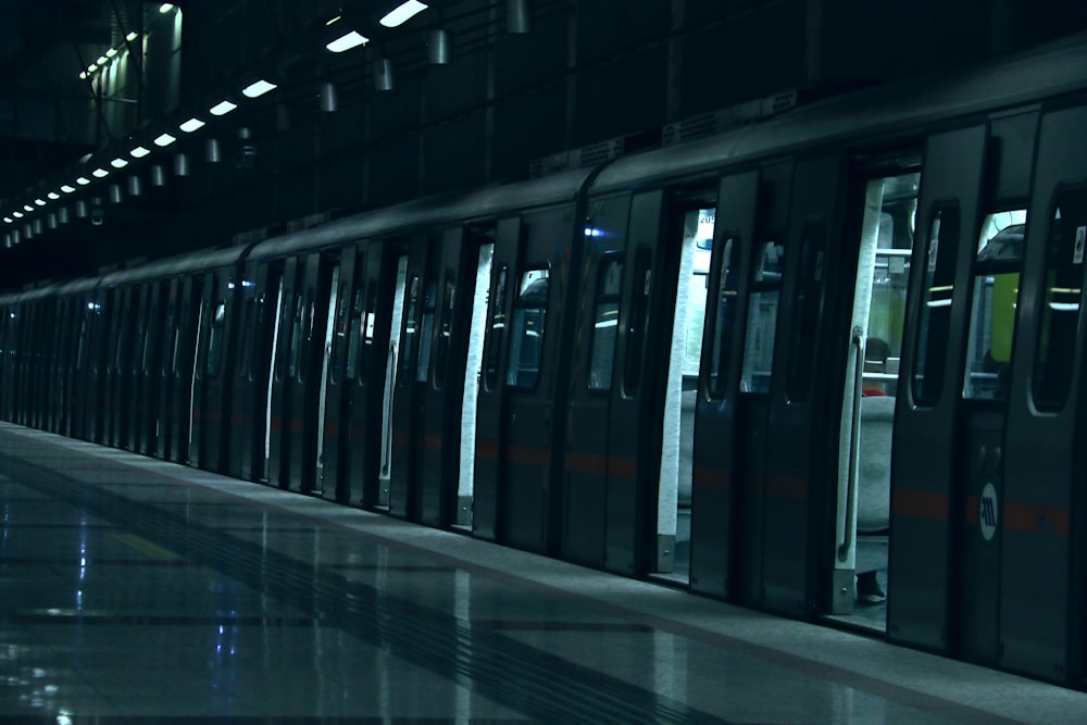 um metrô percorre os trilhos
