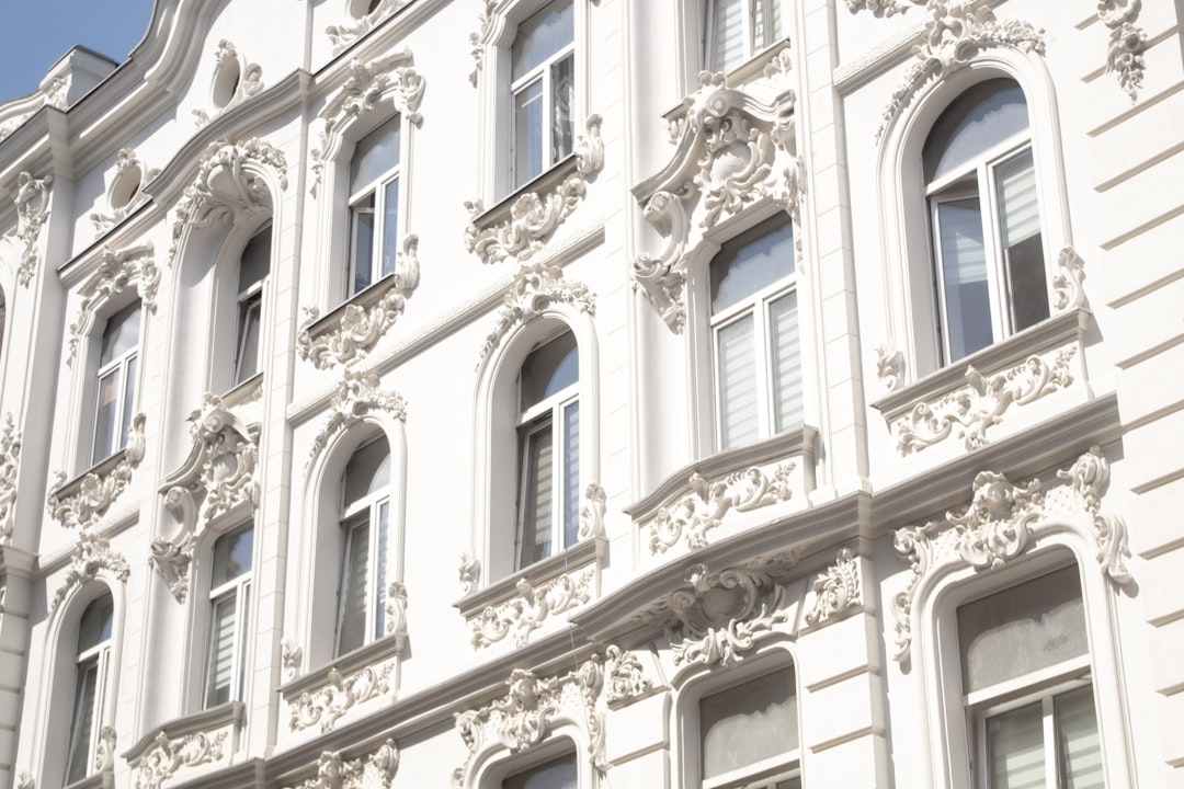 a building with many windows,