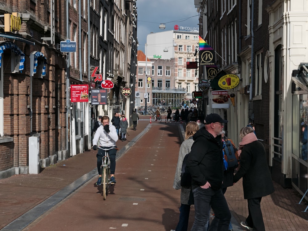 eine Person, die mit dem Fahrrad eine belebte Straße entlangfährt