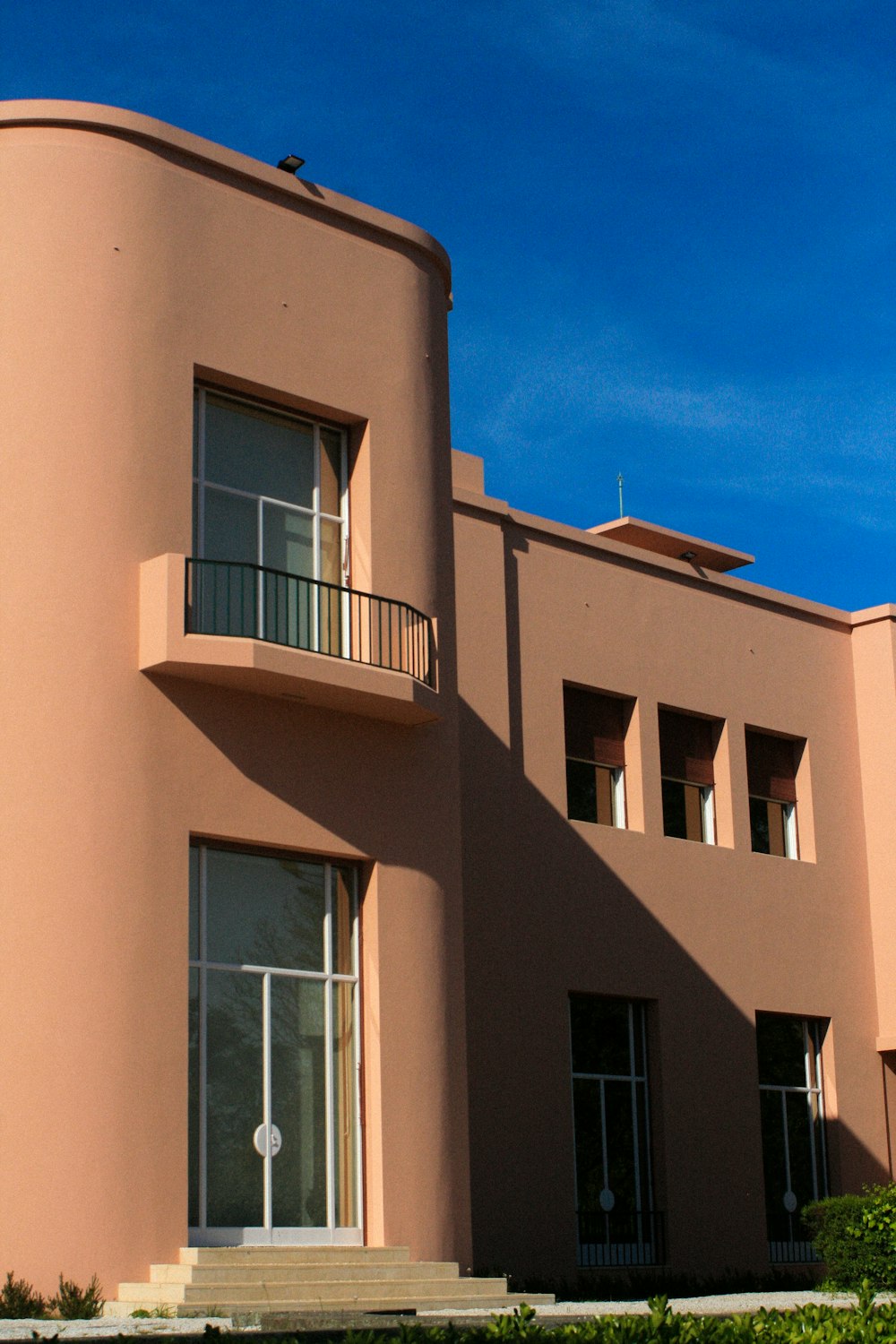 un bâtiment avec balcon