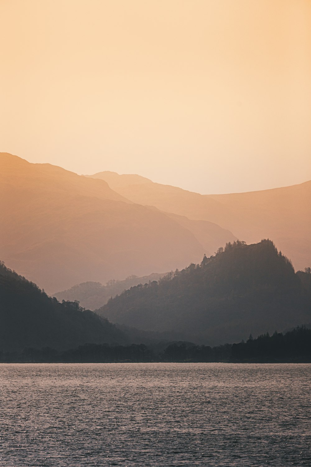 Uno specchio d'acqua con le colline sullo sfondo