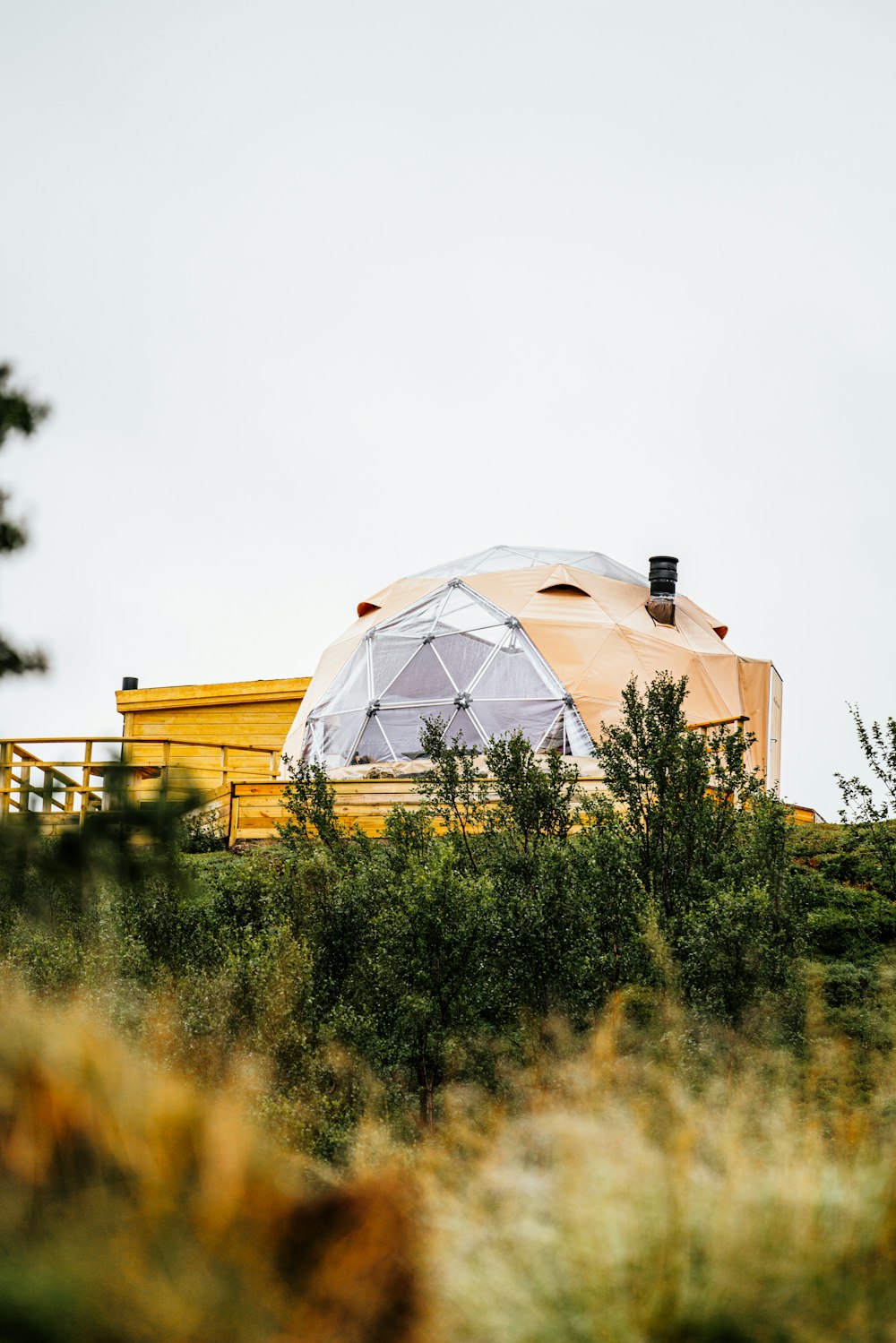 uma casa com uma grande cúpula